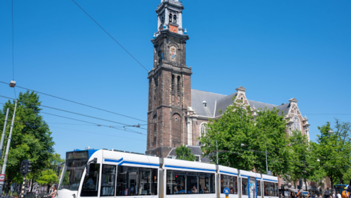 Met zicht op de Westertoren en OV voor de deur, metro om de hoek op het Rokin